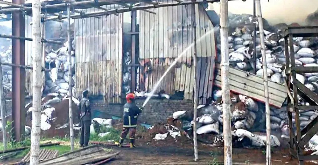  বরিশালে ওষুধ কারখানায় আগুন 